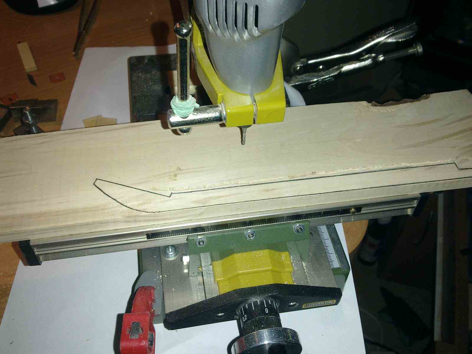 Zdjęcie495 (Kopiowanie).jpg (117.69 KiB) Przejrzano 9216 razy Nie mam jeszcze piły włosowej i muszę sobie jakoś radzić więc ten problem rozwiązałem tak jak widać na zdjęciu.