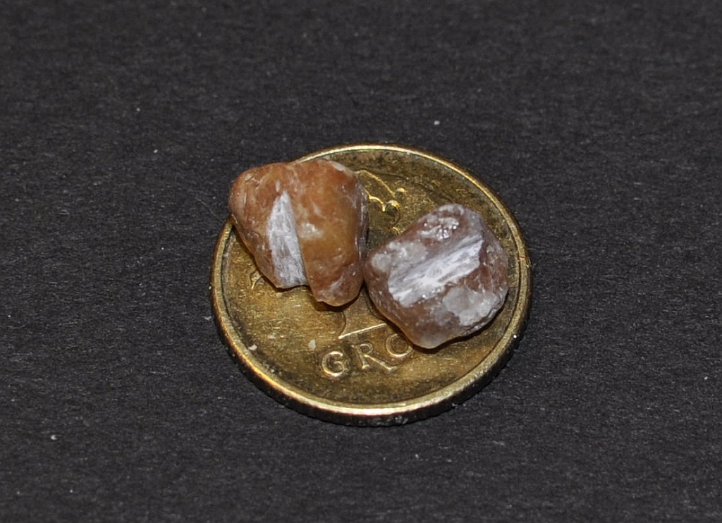 Kamienie pozyskane z filtra akwariowego. Pilnikiem iglakiem (diamentowy) wykonałem w kamyczkach nacięcia (po dwa w każdym) – dzięki temu wsuwają się pomiędzy patyczki kotwicy