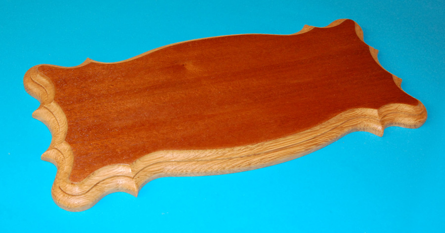 podstawa z dębu, wierzch sapeli lub meranti; 310 x 140 mm