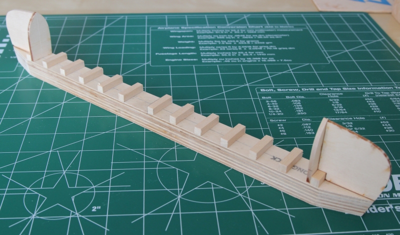 IMG_7017s.jpg (300.79 KiB) Przejrzano 14247 razy Przyklejone skrajne grodzie i oparcia dla stew