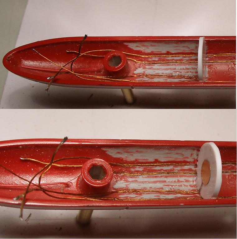 20130501b.JPG (81.38 KiB) Przejrzano 5165 razy Musiałem kadłub oskubać z farby, bo klej. Dodatkową atrakcję przy skubaniu stanowiły<br />poprowadzone po dnie przewody, które powinny pozostać nienaruszone po skubaniu.