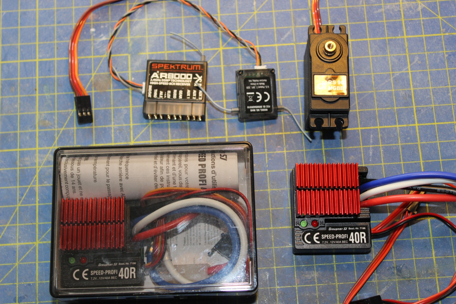 .spektrum  odbiornik 7 kanałowy<br />.serwo Df rs90 mgbb <br />.2x Graupner speed Profi 40 r