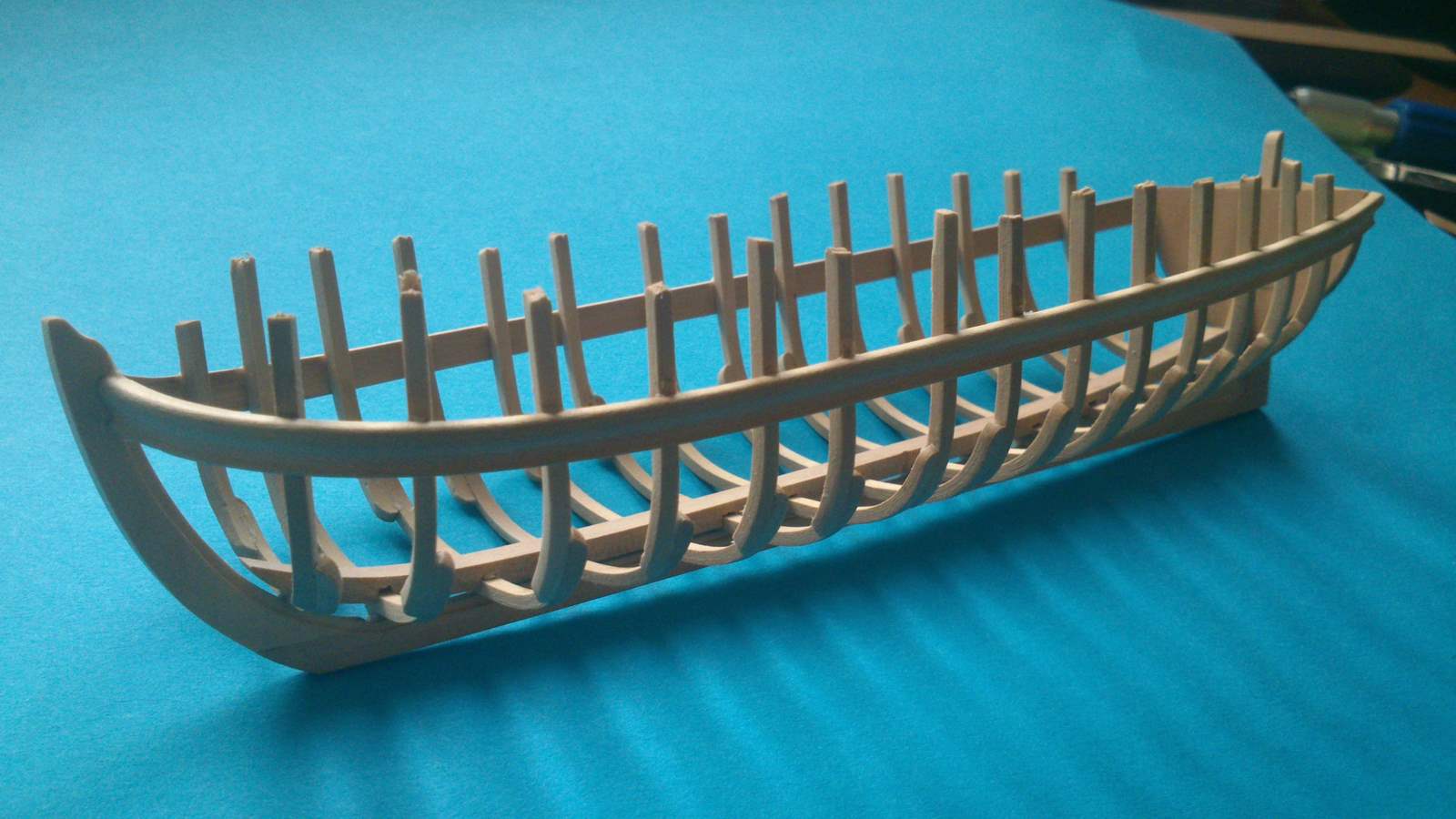 DSC_0480.jpg (128.05 KiB) Przejrzano 6886 razy Nie mogłem wytrzymać i musiałem zdjąć "to" co powstało do tej pory. Kopyto przed klejeniem szkieletu pokryłem impregnatem do drewna od pana Mirka i całość zeszła beż żadnych przeszkód.