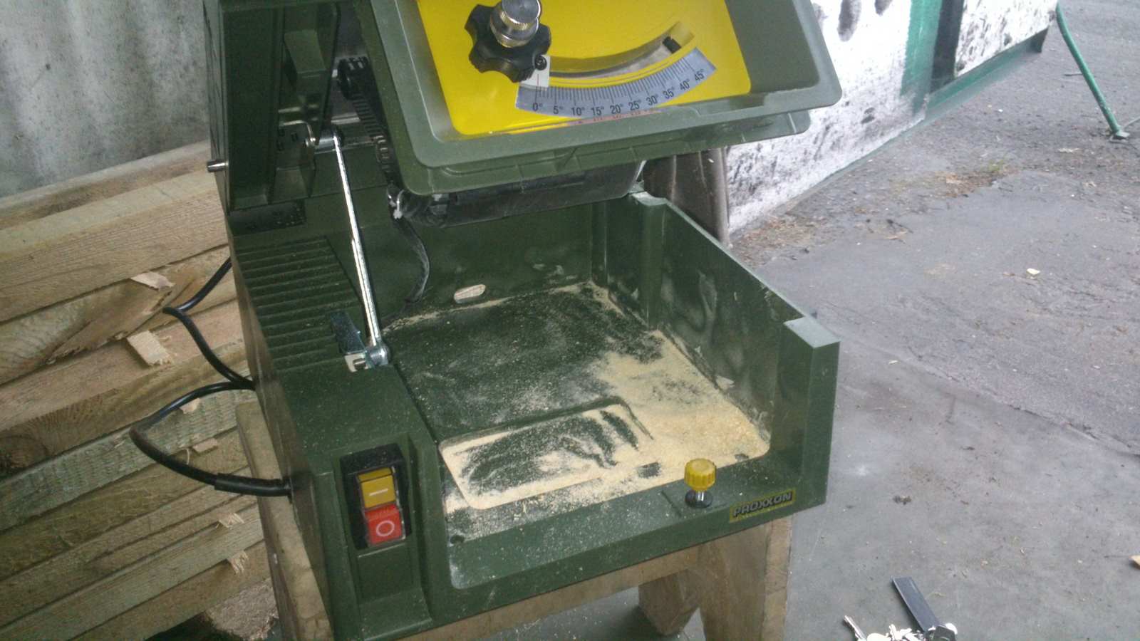 DSC_0522.jpg (128.29 KiB) Przejrzano 5783 razy Nie obyło się bez próby cięcia i wrażania są na duży "+" cicha praca silnika i precyzyjne cięcie tylko że sam muszę się podszkolić w cięciu jak i samej obsługi piły. W zestawie była piła z 24 zębami a dodatkowo kupiłem jeszcze tarczę z 36 zębami bo jest lepsza.<br />Jestem teraz na urlopie mam dużo materiału więc szykuje się ostre rżnięcie ;-)