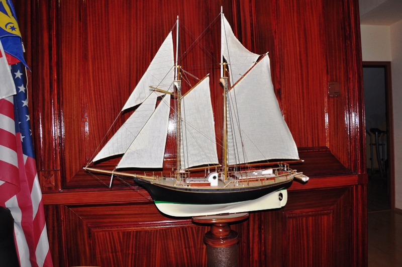 sand_lark.JPG (329.95 KiB) Przejrzano 6559 razy "Sand Lark" to szkuner projektu W.Gardena.Budowany przez 4,5 roku ( z 2letnią przerwą w środku). Obecnie na wyspie Vrgada zdobi chorwacką rezydencję jednego z "ważnych panów". Wym:170x144. Model posadowiony na 80cm "nodze" - takie było życzenie obecnego armatora.Zdobi hal.