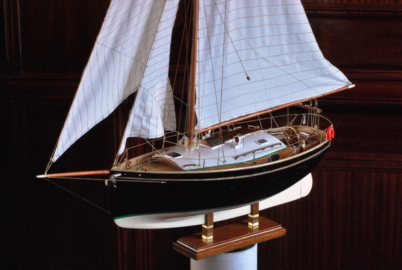 emeryt_1.JPG (301.25 KiB) Przejrzano 6559 razy Emeryt to mój projekt. To jacht jaki chętnie chciałbym mieć jak dożyję do emerytury. Wym: 100x98cm. W oryginale Lc-10,55 m.