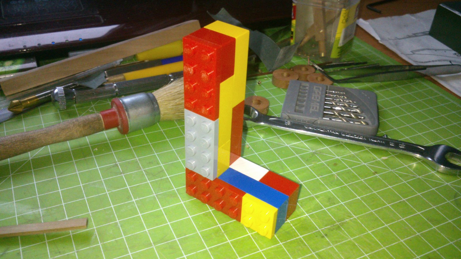 DSC_0877.jpg (242.11 KiB) Przejrzano 5630 razy Z synem się dogadałem i pożyczył mi klocki z których zrobiłem mały kątowniczek ;-)