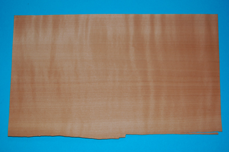 grusza.jpeg (105.67 KiB) Przejrzano 9465 razy arkusz forniru gruszy wygląda na pofalowany, ale to złudzenie wywołane nieregularnym przebiegiem włókien, które bardziej lub mniej widać w zależności od kąta padania światła.