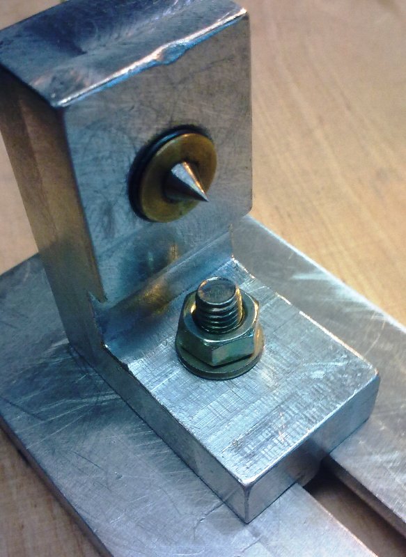 kieł jest obrotowy z pręta 3,5 mm, na dwóch łożyskach 3x11 mm.