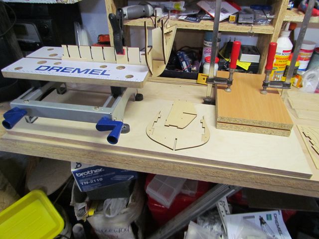 Stolik dremela można na różne sposoby przystosować do przytrzymywania modelu. Na dalszym etapie na zdjęciach będą widoczne zastosowane uchwyty.