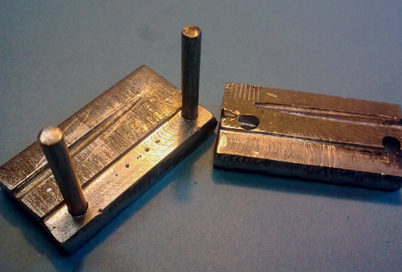 przyrząd wykonany z dwóch kawałków aluminium i dwóch prętów prowadzących. Obydwa kawałki są sfrezowane z uwzględnieniem wysokości klamki, a przesunięcie krawędzi o grubość drutu, w moim przypadku 0,3 mm.