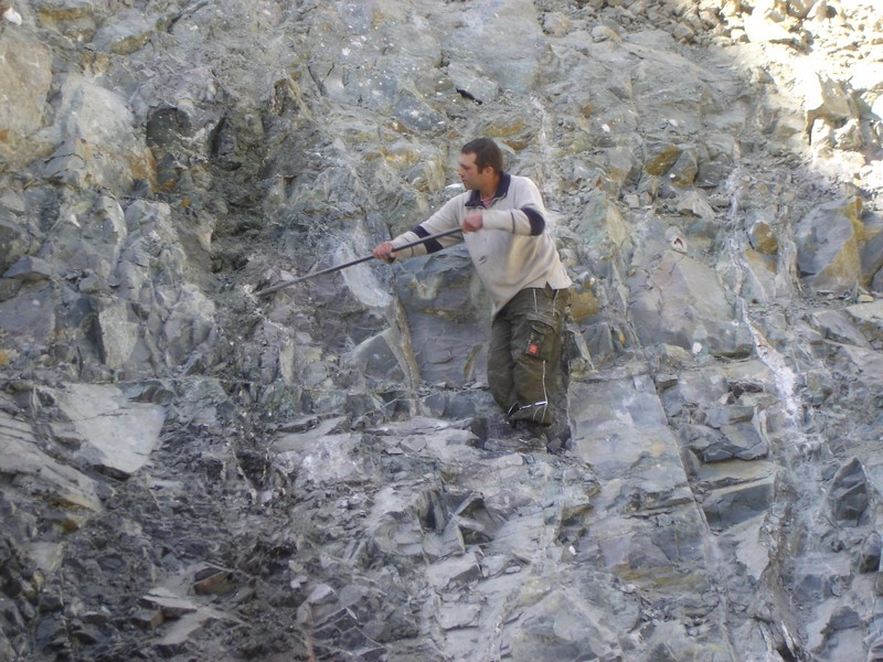 Mineralien3 097.jpg (182.11 KiB) Przejrzano 6889 razy Kolega w scianie przy probie rozlupania skaly