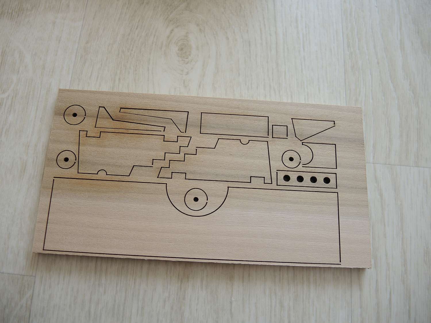c02.jpg (185.63 KiB) Przejrzano 11233 razy Mocna i twarda sklejka 7 mm z elementami działa i wspornikami.