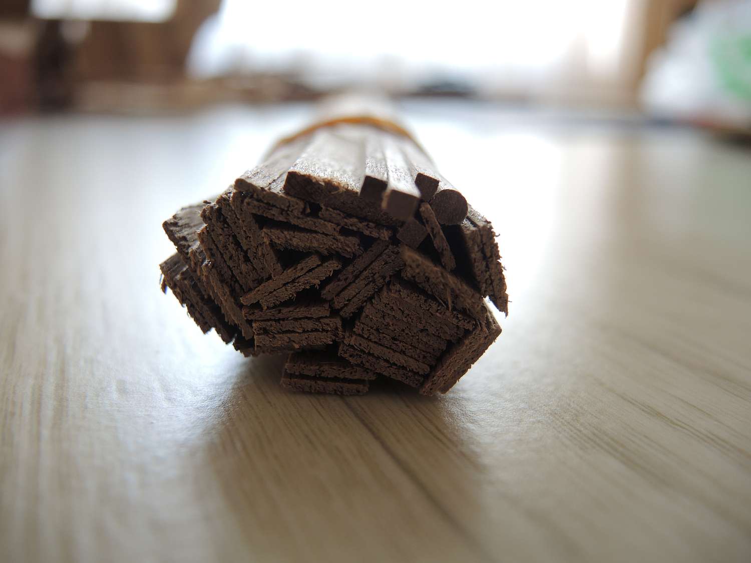 c03.jpg (112.42 KiB) Przejrzano 11233 razy Załączone listewki w większości 1x8 mm do pokrycia pokładu i fragmentu <br />burty (ich jakość koszmarna co widać już po samych końcówkach)