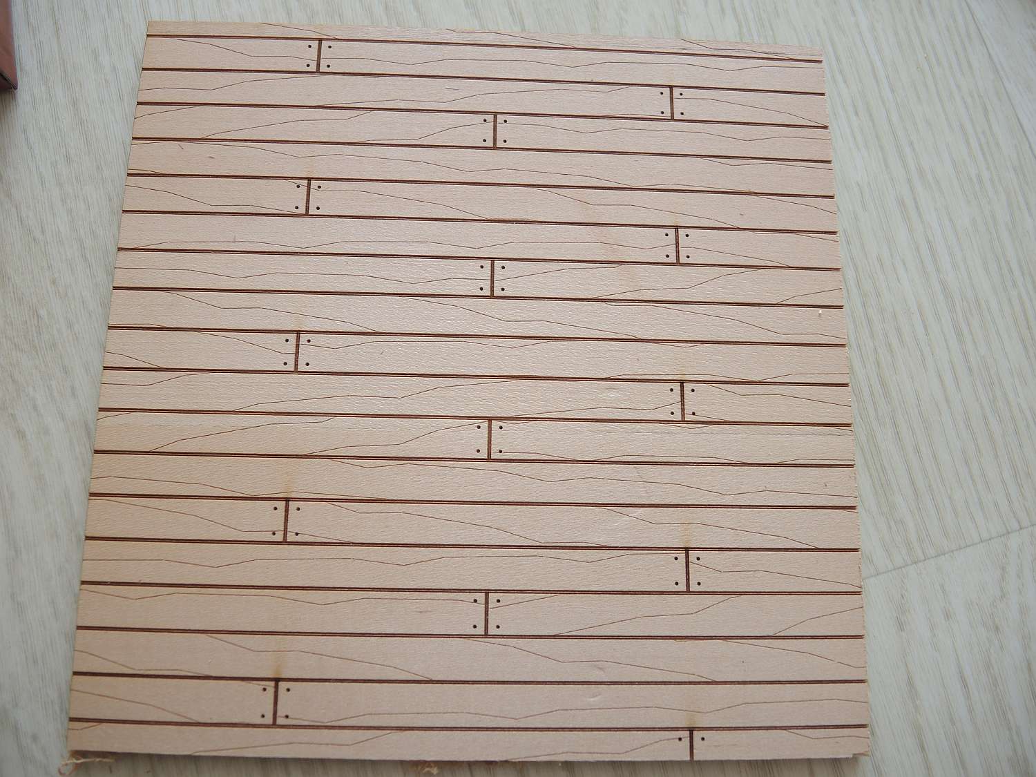 c04.jpg (223.59 KiB) Przejrzano 11233 razy Pokład. Co ciekawe jedna strona jest frezowania laserem jako imitacja <br />deskowania (deska 10 mm). W instrukcji każą wkleić druga stronę listewkami <br />jako pokład (wspomniane listewki 8 mm)