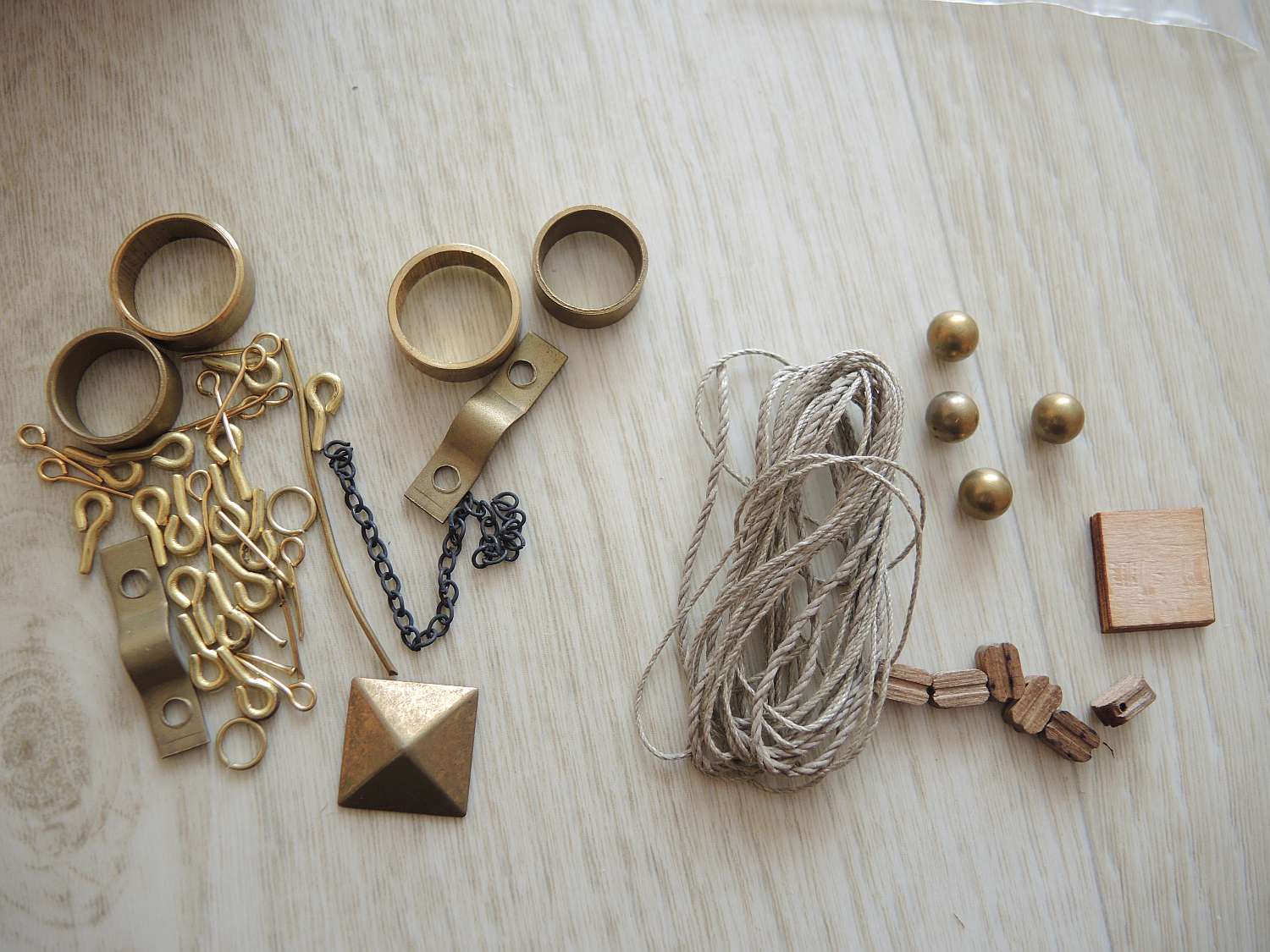 c06.jpg (193.88 KiB) Przejrzano 11233 razy Reszta drobiazgów.