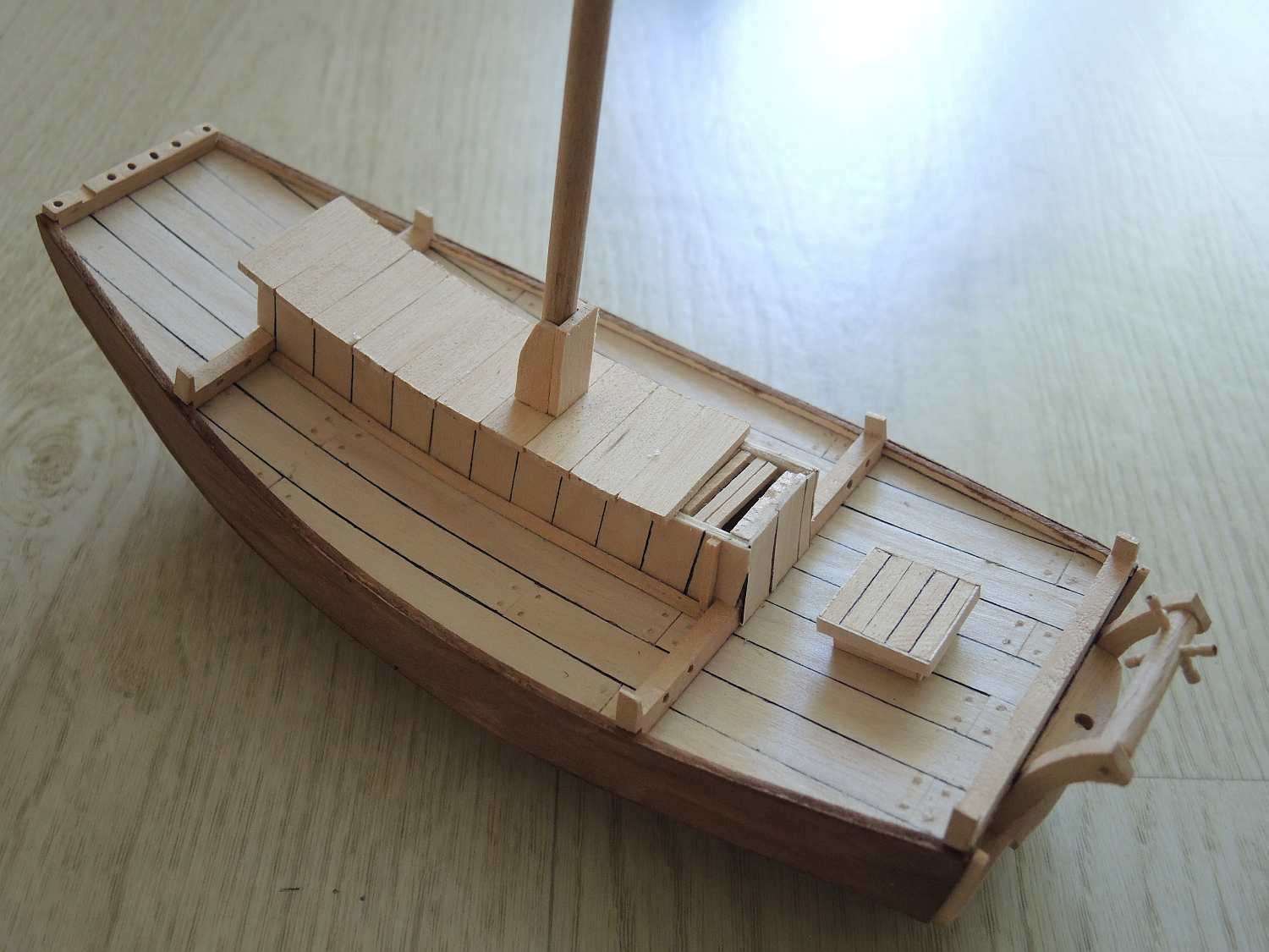 d13.jpg (133.62 KiB) Przejrzano 13227 razy Listewki pod dach zostały wklejone jako dodatkowa powierzchnia mocowania. Ponieważ nadbudówka, wzmocnienia, dach i maszt były wklejane jednego wieczoru zostawiłem ten otwór, żeby klej w środku łatwiej wysechł. Oczywiście dziurę zakleję.