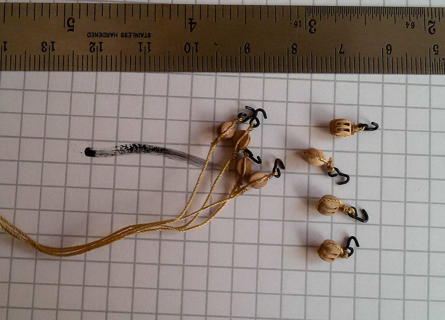 Powiązane elementy tali do lawety działa. Zastosowane bloczki 4 mm. Haki wykonane z drutu 0,4 mm.