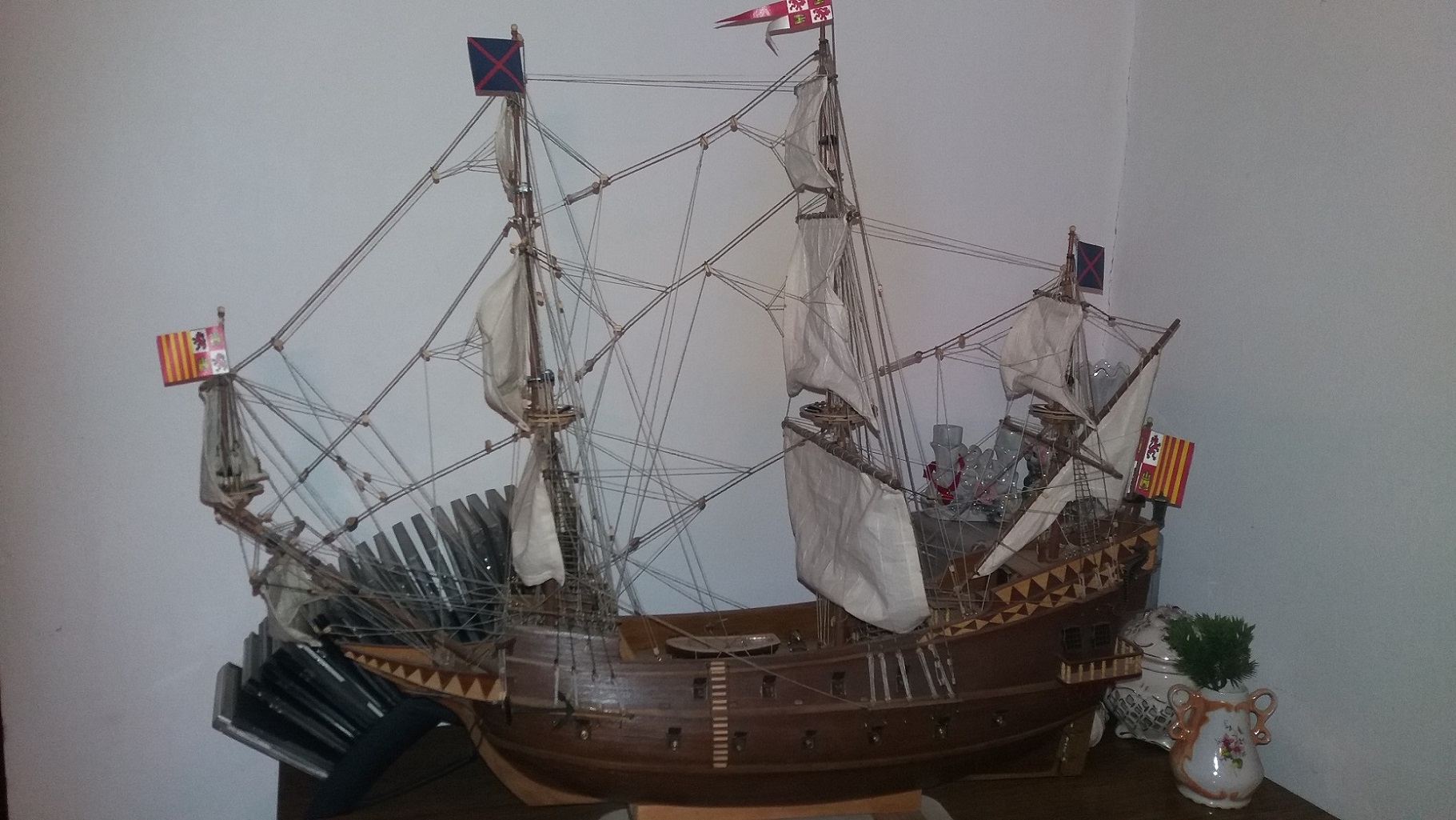 20170120-1.jpg (493.15 KiB) Przejrzano 9793 razy Proszę. Tak wygląda mój ukończony "galeon' pseudo "Jan Chrzciciel". Zapewniam, że się da, tylko potrzeba czasu i cierpliwości.