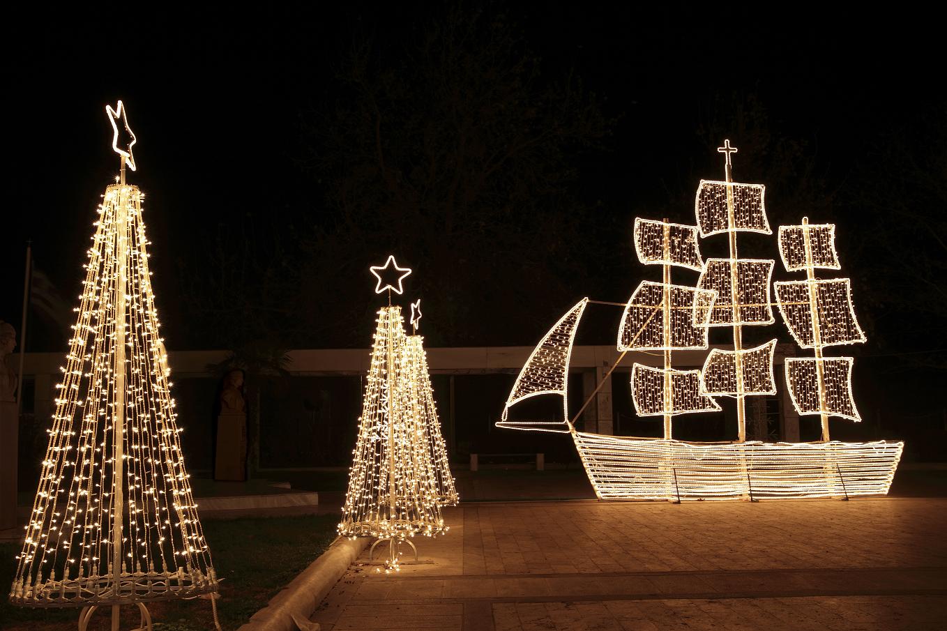 Christmas-Tree-and-Boat.jpg