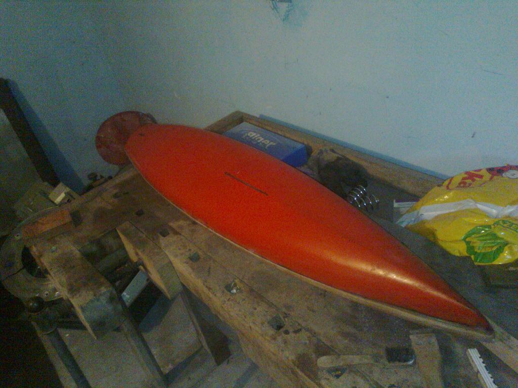 Elvis0127.jpg (107.54 KiB) Przejrzano 21967 razy tak to mniej więcej wygląda,myśle ,że kadłub sie nadaje na łódź RC. elektronike juz mamy. Prosze o jakies porady od czego najlepiej zaczac? I jeżeli ktos wie jak powinno sie mocować maszt.??? jak to umocować pod pokładem ?