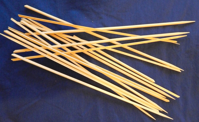 To drewniane kwadratowe bambusowe patyczki do szaszłyków, odpowiednio wyfrezowane w kątowniki 3x3.