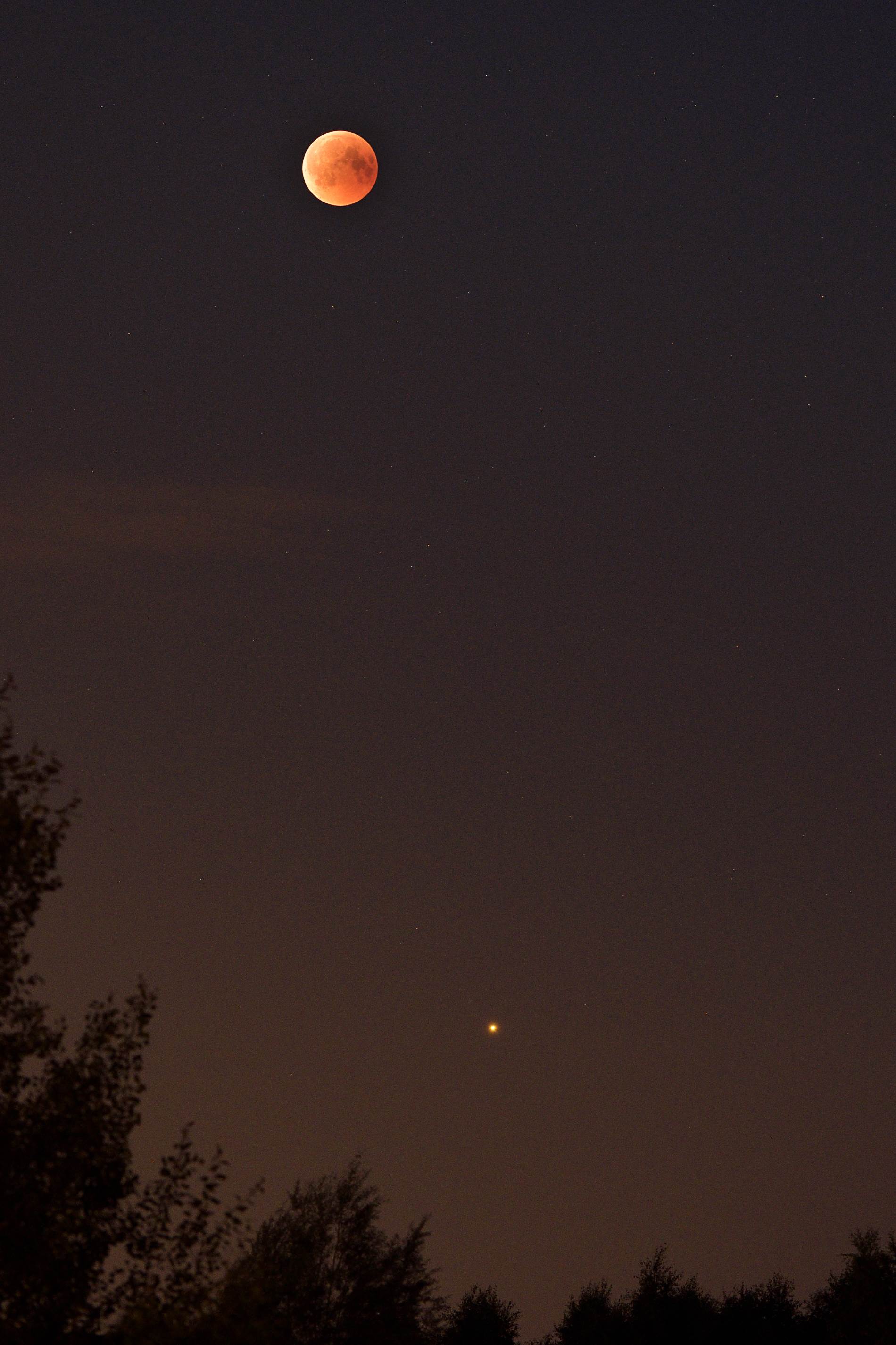 ZacmMoon135mm3.jpg (412.33 KiB) Przejrzano 10274 razy Księżyc w cieniu i Mars w opozycji