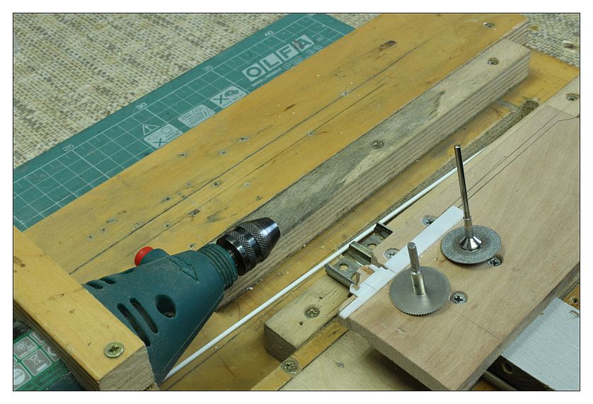 IMG_2706.jpg (120.94 KiB) Przejrzano 10816 razy Dzięki takiej przydaśce, mogłem szybko naciąć prętów oraz ceowników na podstawy.