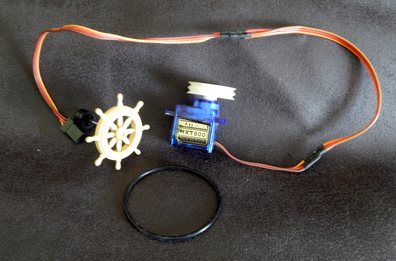 DSCN4611.JPG (189.05 KiB) Przejrzano 8525 razy Koło sterowe kablem V będzie sprzęzone z serwem sterów.