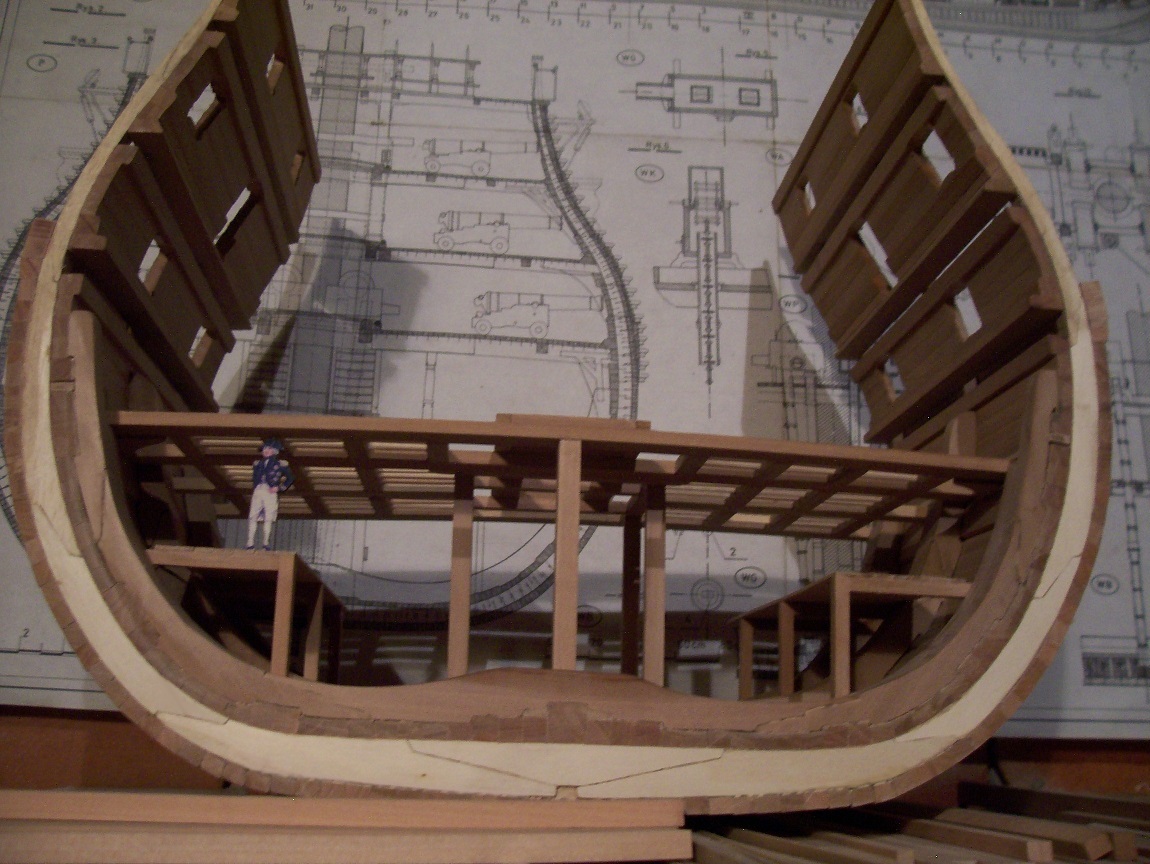 100_1625.JPG (342.77 KiB) Przejrzano 6573 razy Perspektywiczna przymiarka do człowieka, admirał mieści się w sam raz. Zdjęcie z bliska i bez lampy trochę się "zziarniło". :-(