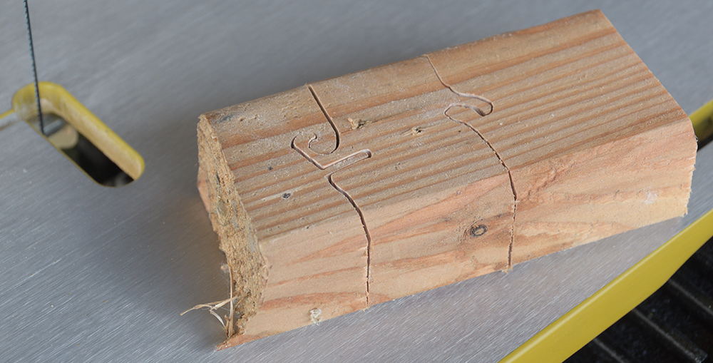 puzzle.jpg (445.74 KiB) Przejrzano 9480 razy Tak wygląda przykładowe cięcie, po lewej płaskim brzeszczotem z zestawu, po prawej brzeszczotem spiralnym, ale źle zamocowanym w kamieniach. Rzaz <mm