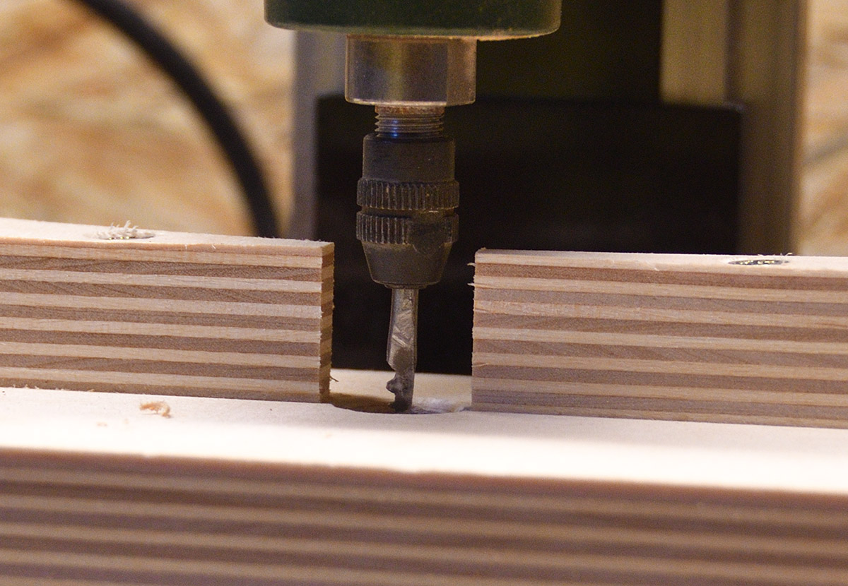 Pilar37.jpg (239.24 KiB) Przejrzano 7790 razy wykorzystany stary patent na "frez" z gwoździa do listewek ozdobnych