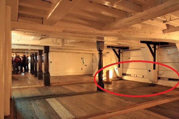 Tutaj szczelina na Lower Deck. Również inne usytuowanie przerwy w deskach.<br />https://andyandjudi.com/2017/07/10/hms-victory-portsmouth-historic-naval-dockyard/