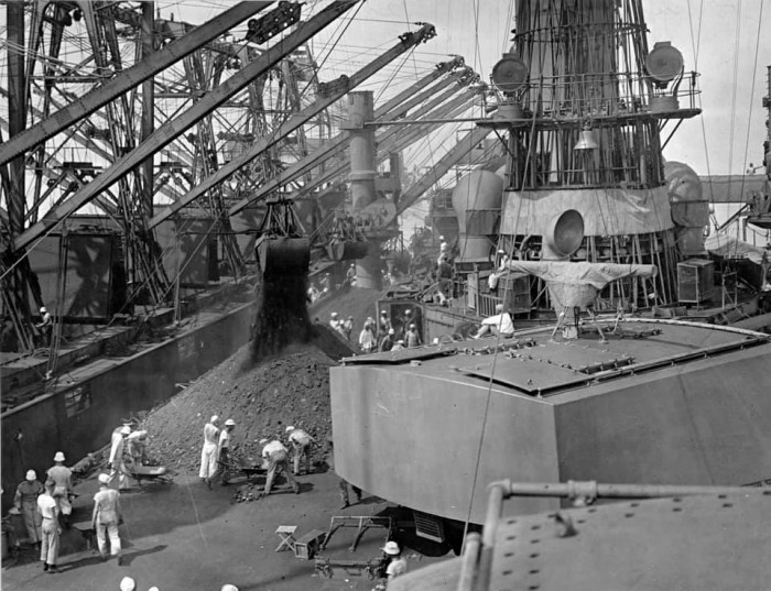 USS Texas during coaling sometime in 1915.jpg