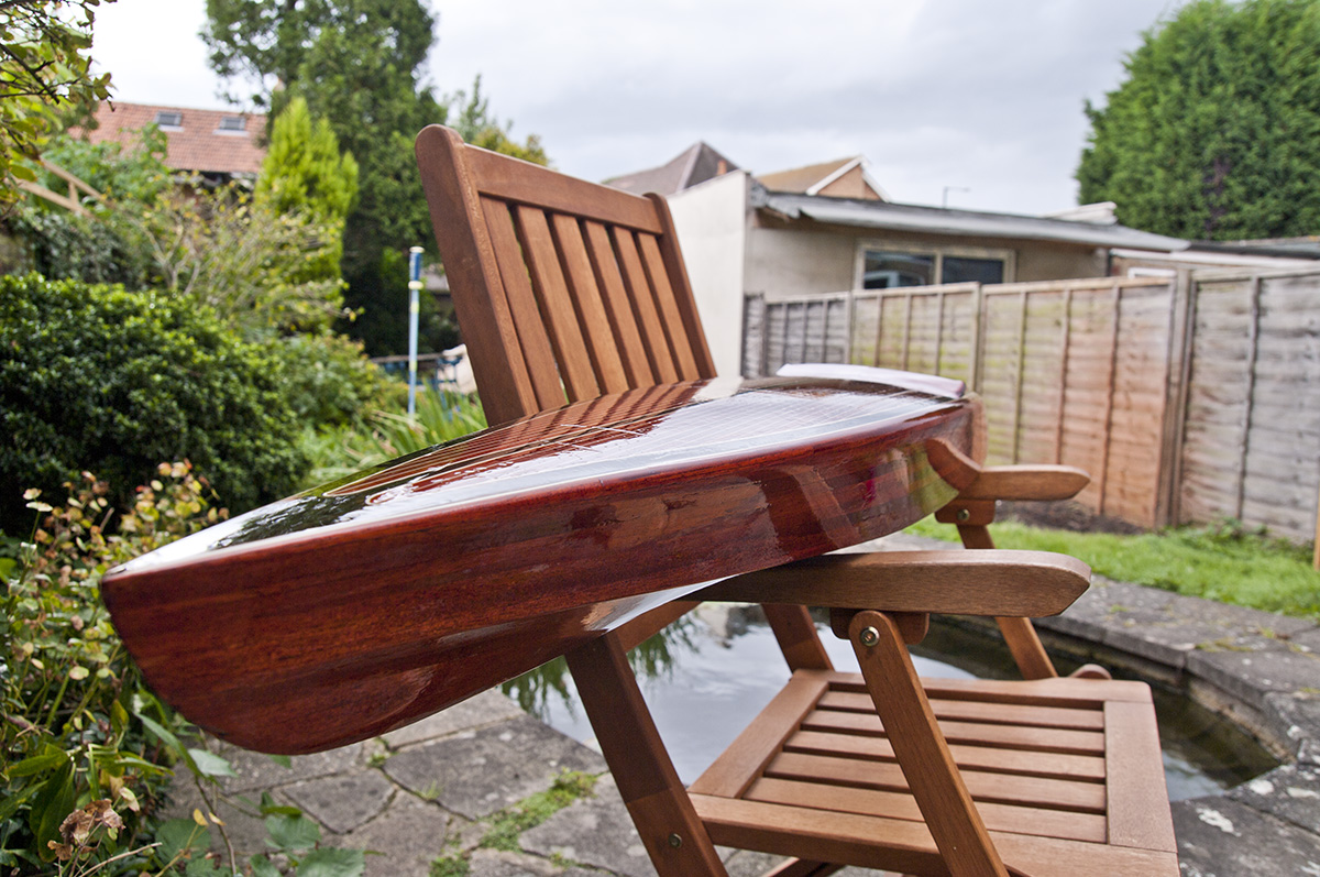 _PNT3291.jpg (410.69 KiB) Przejrzano 12086 razy Kadlub po 3 warstwach lakieru poliuretanowego, szlifowanie papierkiem 600 i znow malowanie.