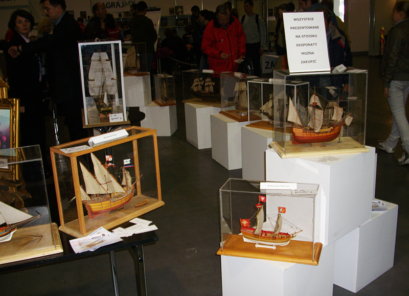 i za jego plecami stoisko z modelami w gablotkach...