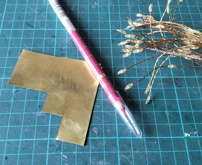 IMG_20230430_130424.jpg (3.74 MiB) Przejrzano 3081 razy Blaszka mosiężna, LED ze starej lampy ogrodowej, skuwka z kredki kosmetycznej