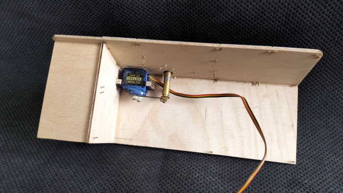 IMG20230629133850.jpg (2.72 MiB) Przejrzano 3102 razy Serwo napędzające uchwyt połączone z serwem steru