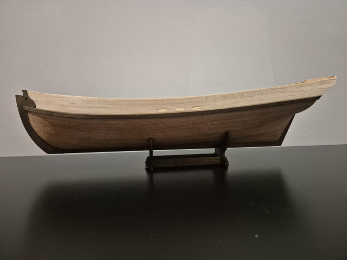 Przy wycinaniu otworów uszkodziłem nieco planki, nie wiem jeszcze czy tak zostawić czy może czymś wypełnić (np. pyłem drewnianym z odrobiną kleju białego?)